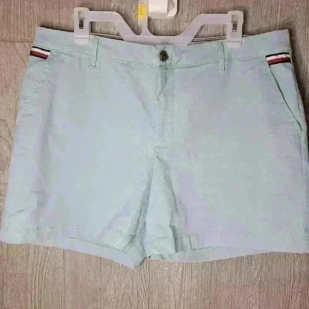 ♡Tommy Hilfiger  baby blue Khaki shorts. 5" classic stretch shorts. Size 14. C-1